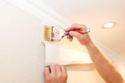 Pose de papier peint à la Forestière — revêtements muraux et toiles de verre